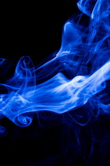 Obraz premium Blue smoke on black background