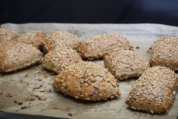 frisch gebackene Weltmeisterbrötchen mit Sesam und Sonnenblumenkernen