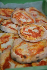 Un vassoio di pizze