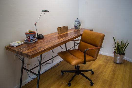 escritorio sencillo caf&eacute;