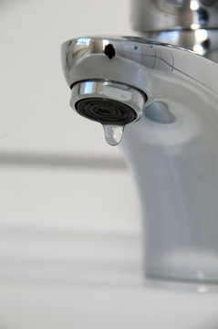 tropfender Wasserhahn