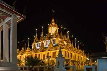 Fototapeta na wymiar Wat Ratchanatdaram Worawihan Tempelanlage in Bangkok