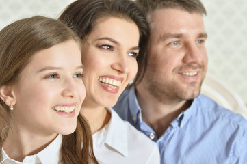 Fototapeta premium mała dziewczynka przytulanie rodziców