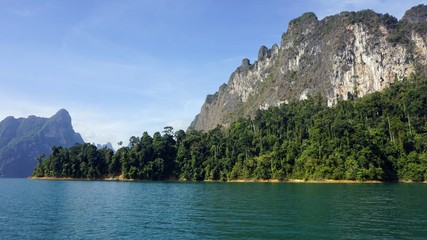 Fototapeta premium tropical landscape on chiao lan lake in khao sok
