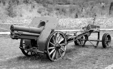 Fototapeta na wymiar very old cannon of the First World War used by soldiers with bla