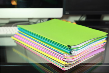 Pile de dossiers de travail sur un bureau