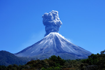 Volcán de Colima haciendo erupción