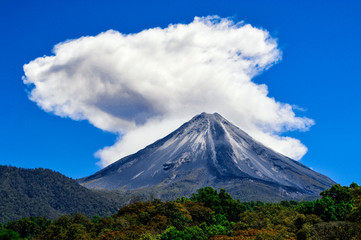 Naklejka na ściany i meble Volcán con nube blanca