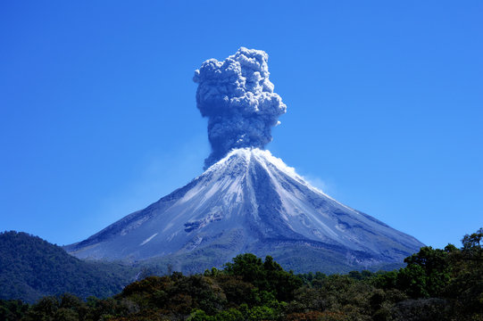 Volc&aacute;n de Colima haciendo erupci&oacute;n
