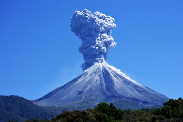 Volcán de Colima haciendo erupción