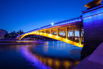 Obraz premium Moscow Night urban landscape with old Smolensky Metro Bridge