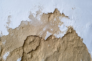  Peeling paint from plaster due to moisture on the wall