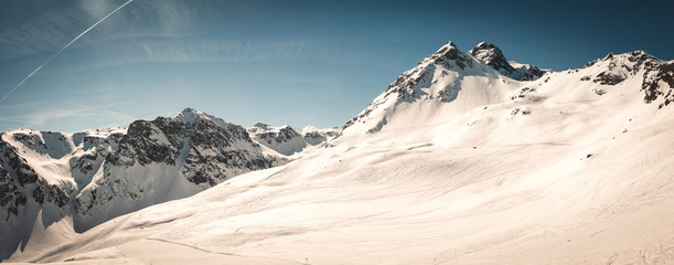 Traumhafter Blick über die verschneiten Berge im Montafon