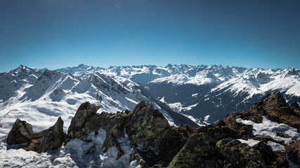 Traumhafter Blick über die verschneiten Berge im Montafon