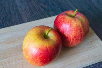 Äpfel auf Brettchen