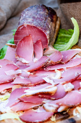 Primo piano di un salume tagliato a fette.