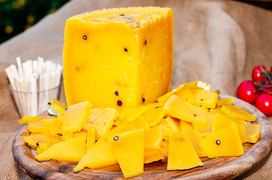 Formaggio pecorino siciliano allo zafferano e pepe.