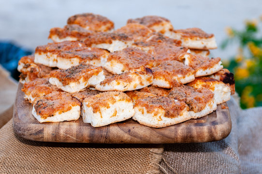 Sfincione, tipica focaccia siciliana dell'area del palermitano , condita con pomodoro ed estratto di pomodoro, cipolla soffritta acciughe,  o sarde salate, caciocavallo a tocchettini ed origano.
