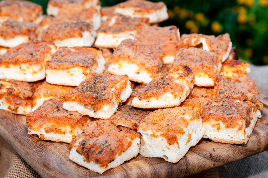 Sfincione, tipica focaccia siciliana dell'area del palermitano , condita con pomodoro ed estratto di pomodoro, cipolla soffritta acciughe,  o sarde salate, caciocavallo a tocchettini ed origano.