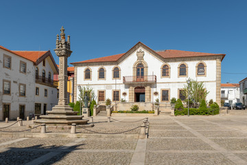 Fototapeta na wymiar Pillory and the city hall building of Vila Nova de Foz Coa