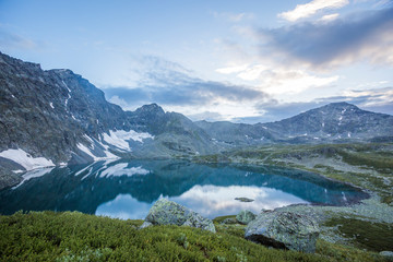 Fototapeta na wymiar Ala-Askir lake in Yeshtu valley. Mountain Altai landscape