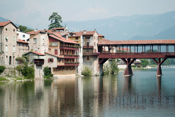 Fototapeta na wymiar L'antico e storico ponte di legno a Bassano del Grappa, italia