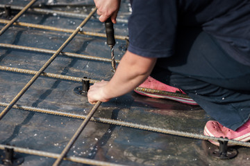 How to Tie Rebar, manual reinforcement of the foundation grid