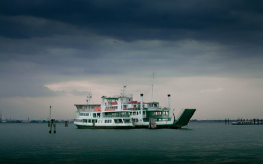 Fototapeta premium Barco en mitad del mar con cielo nublado en Venecia, Italia