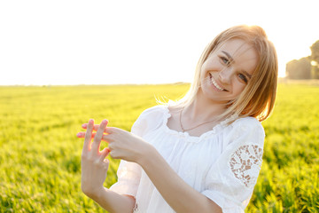 The hands show a hashtag