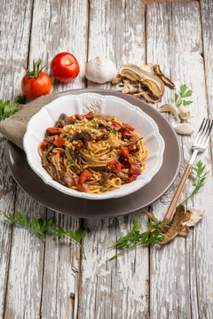 spaghetti with dried mushroom crumbs and tomatoes