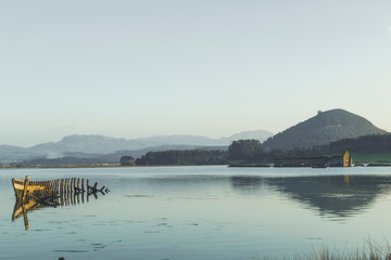 barco hundido en la orilla del mar