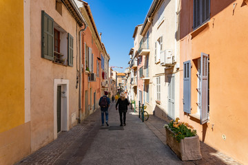 Fototapeta na wymiar des touristes dans une petite rue d'une commune du sud de la France