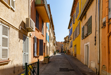une rue piétonne déserte à Sainte Maxime