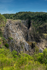 Die Barron Falls Wasserf&auml;lle in Kuranda Australien f&uuml;hren im Sommer nur wenig Wasser