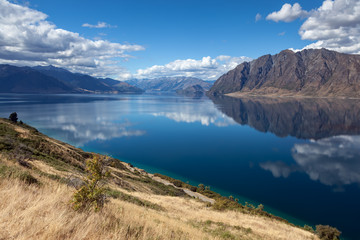 Obraz premium Scenic view of Lake Hawea and distant mountains