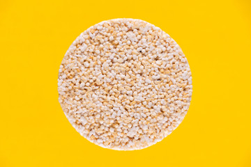 Amaranto blanco circular en fondo amarillo