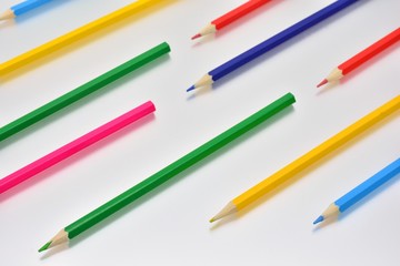 Lápices de colores puestos en diagonal