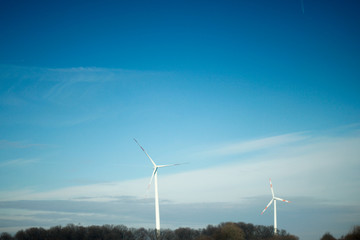 Blau in wei&szlig; die Windkraft