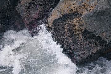 ocean waves breaking on rocks