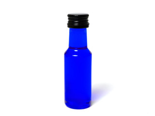 Dunkelblaue Flasche auf weißem Hintergrund / Darkblue bottle on white background