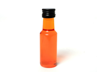 Orange Flasche auf weißem Hintergrund / Orange bottle on white background