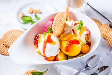 Hausgemachte leckere mango,zitrone ,himmbeere und erdbeere eis mit frischen erdbeeren
