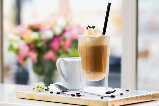 Latte Macchiato mit Schlagsahne eiskaffe 