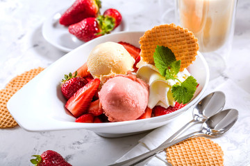 Hausgemachte leckere vanille und erdbeere eis mit frischen erdbeeren