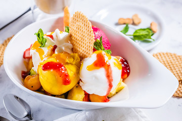 Hausgemachte leckere mango,zitrone ,himmbeere und erdbeere eis mit frischen erdbeeren