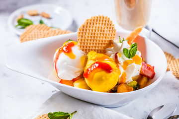 Hausgemachte leckere mango,zitrone ,himmbeere und erdbeere eis mit frischen erdbeeren