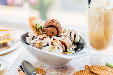 Hausgemachte leckere vanille und schokolade eis mit frischem latte macchiato