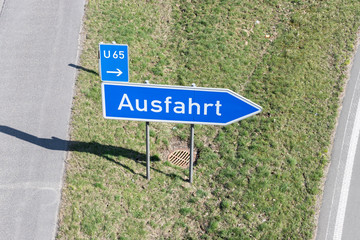 Deutsches Verkehrszeichen: Ausfahrt von der Autobahn