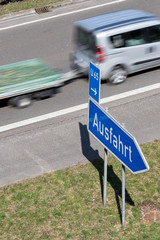 Deutsches Verkehrszeichen: Ausfahrt von der Autobahn