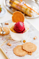 Hausgemachte leckere vanille und erdbeere eis mit frischen erdbeeren